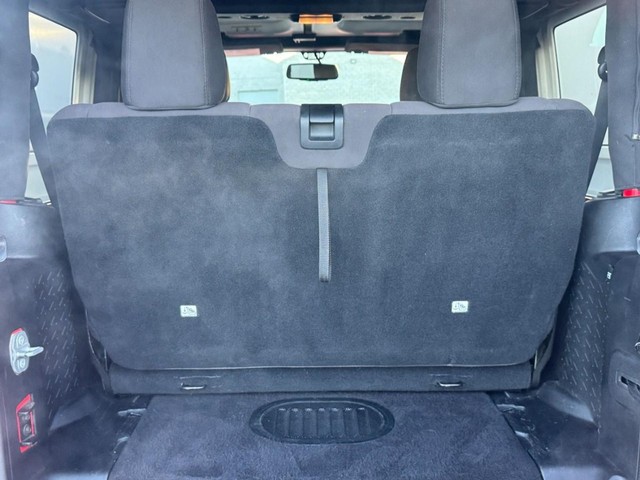 Jeep Wrangler Vehicle Full-screen Gallery Image 07