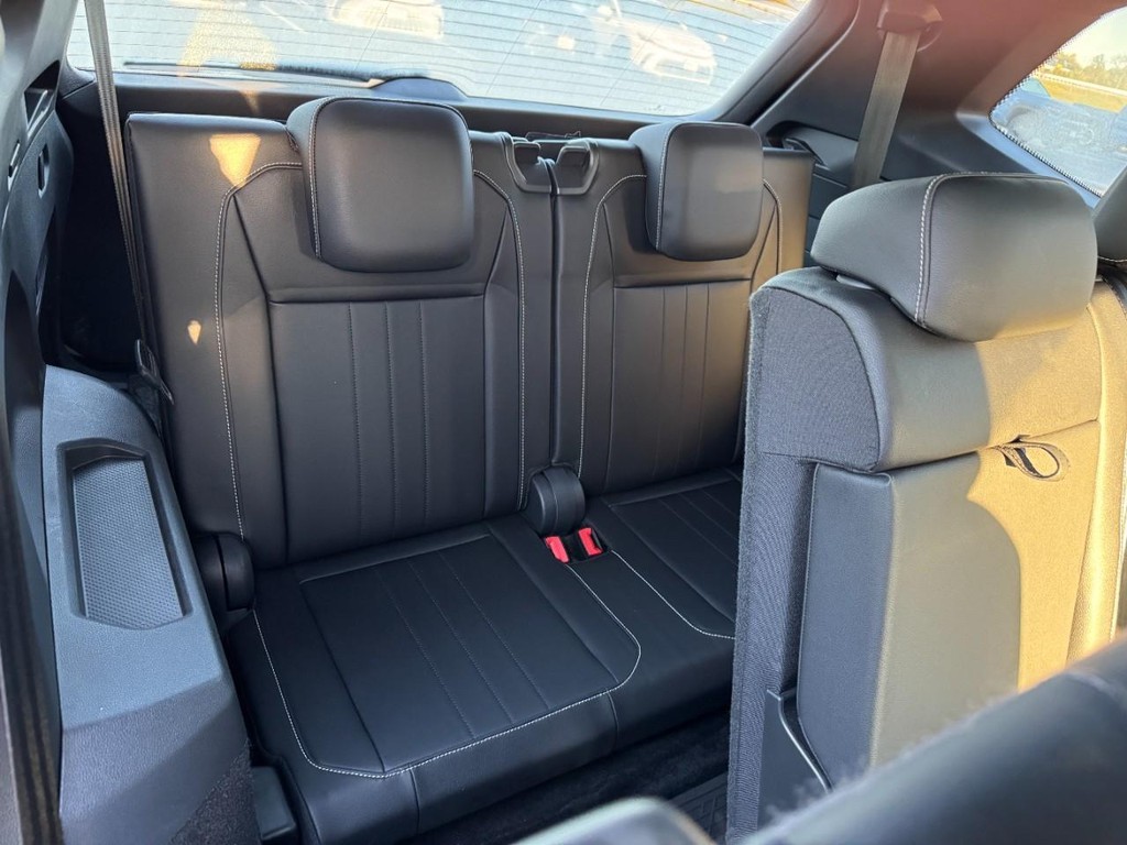 Volkswagen Tiguan Vehicle Full-screen Gallery Image 12