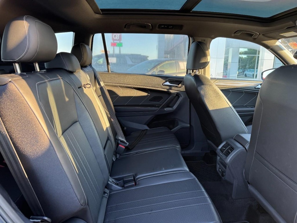 Volkswagen Tiguan Vehicle Full-screen Gallery Image 13