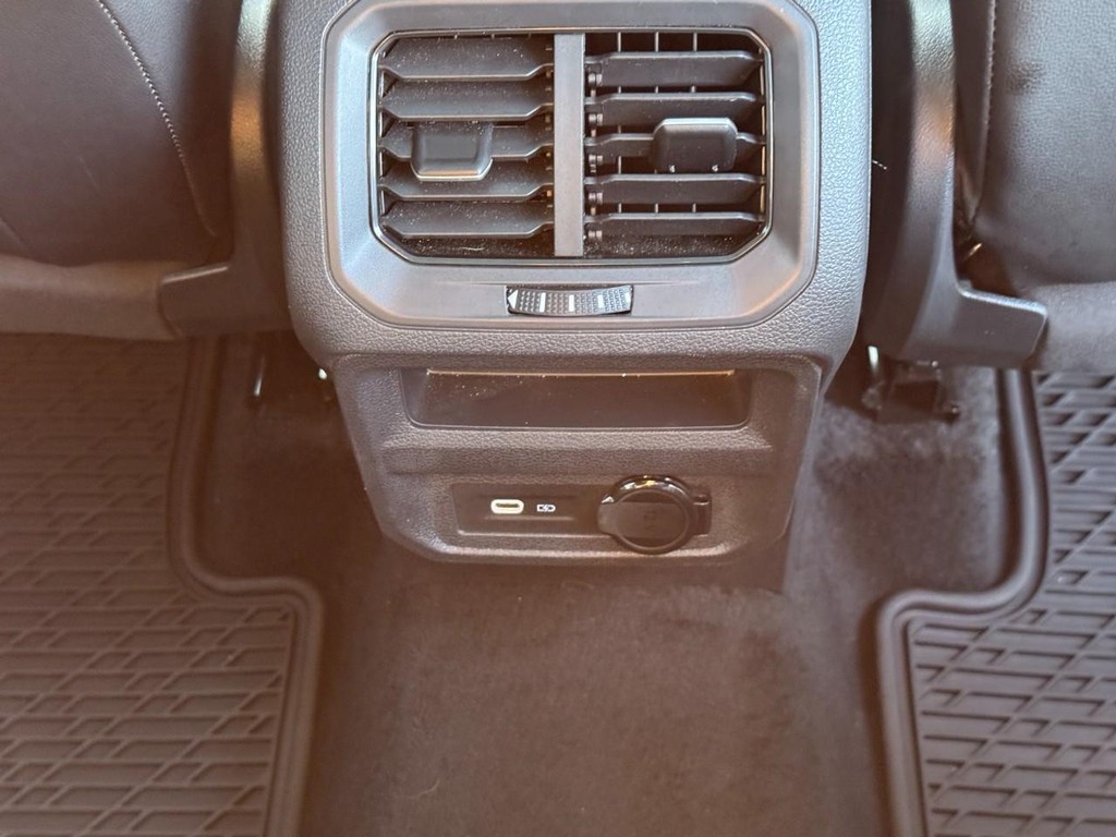 Volkswagen Tiguan Vehicle Full-screen Gallery Image 14