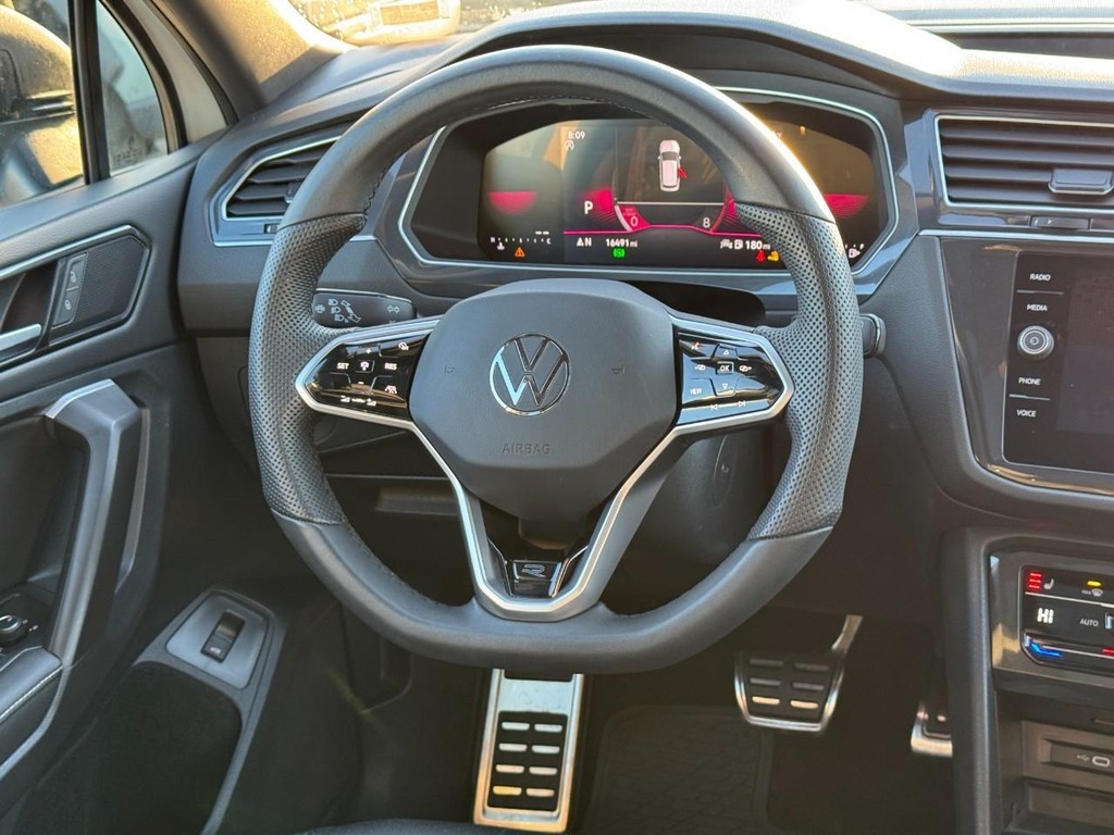 Volkswagen Tiguan Vehicle Full-screen Gallery Image 16