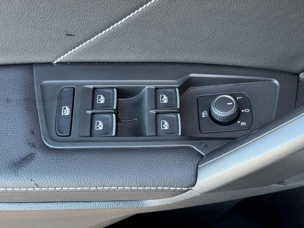 Volkswagen Tiguan Vehicle Full-screen Gallery Image 19