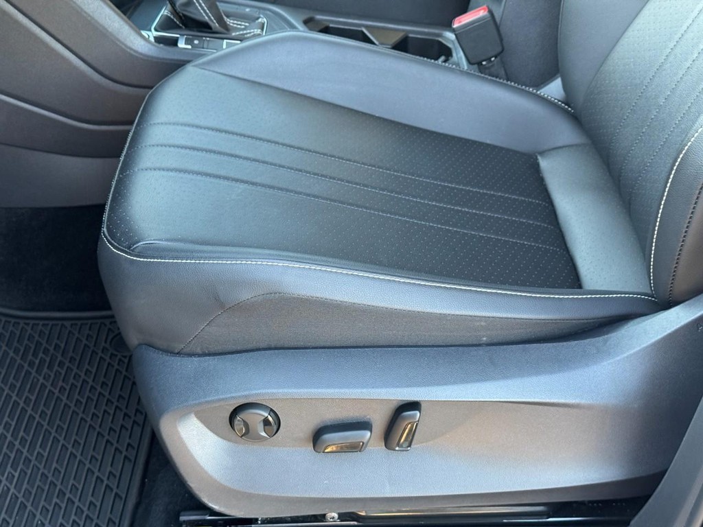 Volkswagen Tiguan Vehicle Full-screen Gallery Image 20