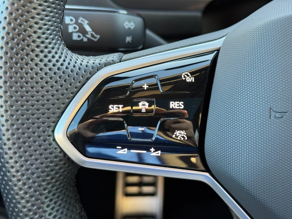 Volkswagen Tiguan Vehicle Full-screen Gallery Image 22