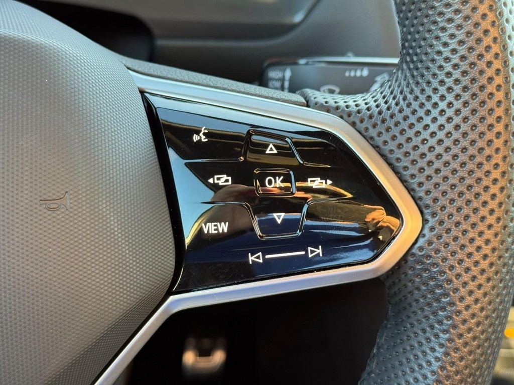 Volkswagen Tiguan Vehicle Full-screen Gallery Image 23