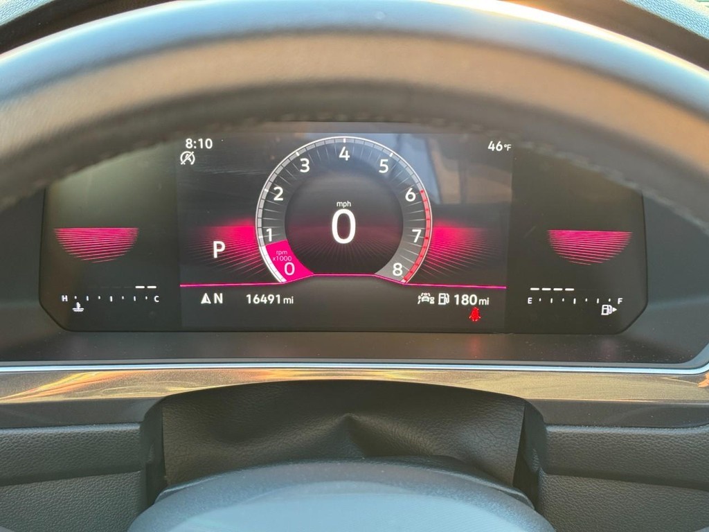 Volkswagen Tiguan Vehicle Full-screen Gallery Image 24