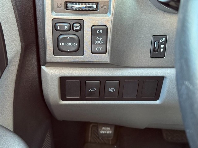 Toyota Sequoia Vehicle Full-screen Gallery Image 23
