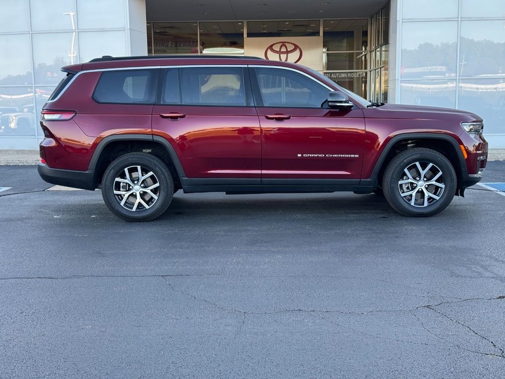 Jeep Grand Cherokee L Vehicle Full-screen Gallery Image 02