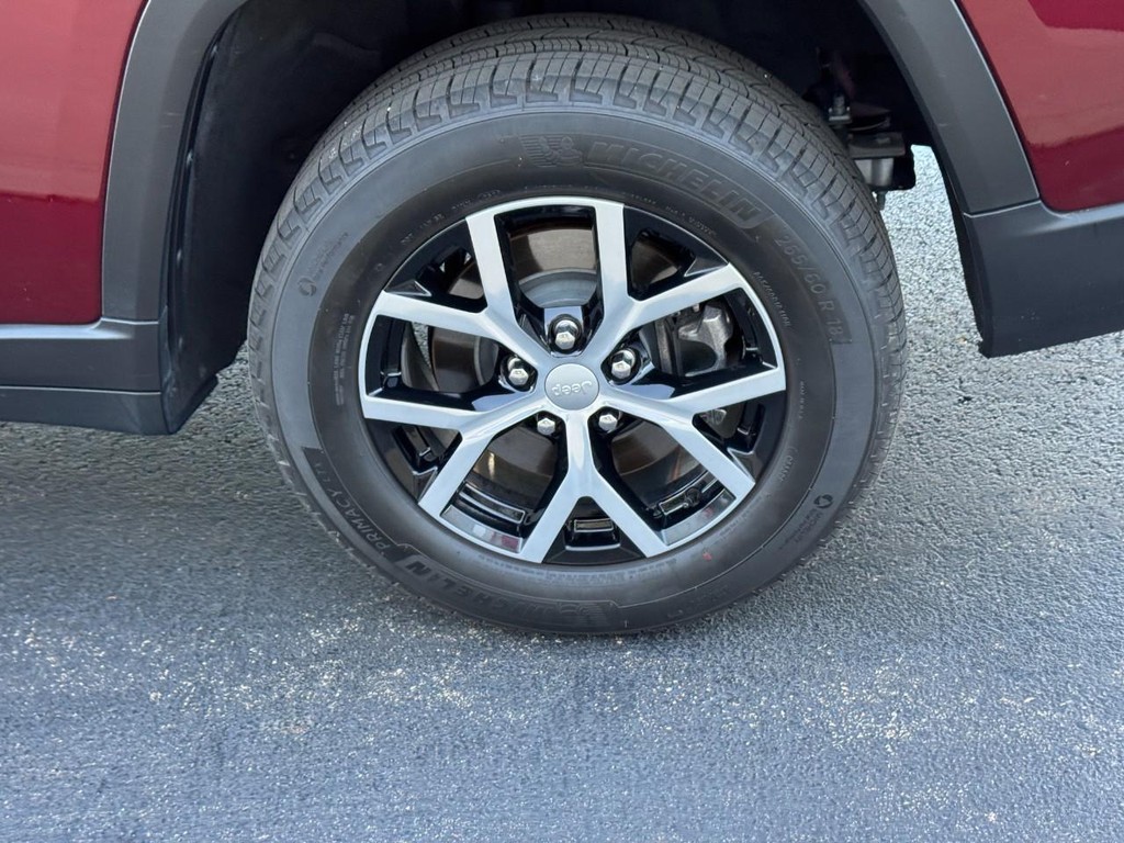 Jeep Grand Cherokee L Vehicle Full-screen Gallery Image 10