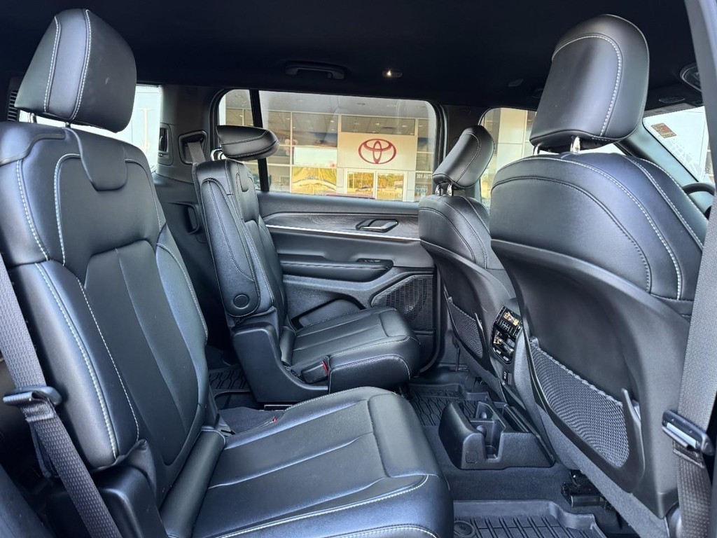 Jeep Grand Cherokee L Vehicle Full-screen Gallery Image 14