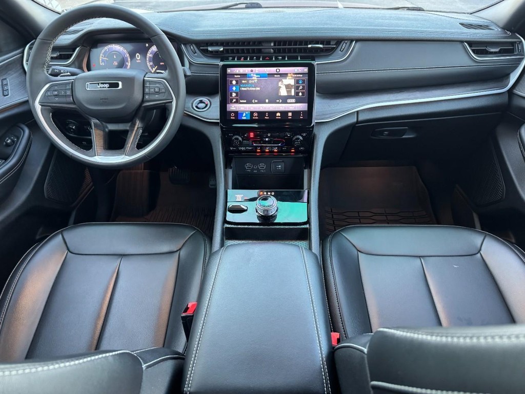 Jeep Grand Cherokee L Vehicle Full-screen Gallery Image 16