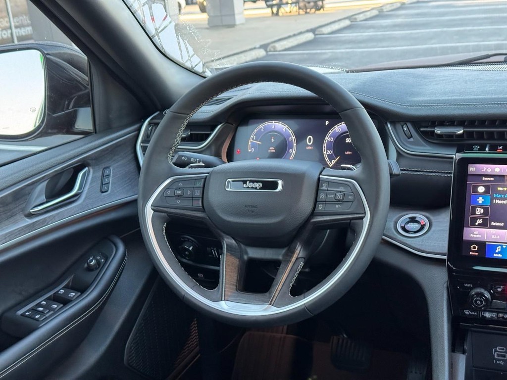 Jeep Grand Cherokee L Vehicle Full-screen Gallery Image 17