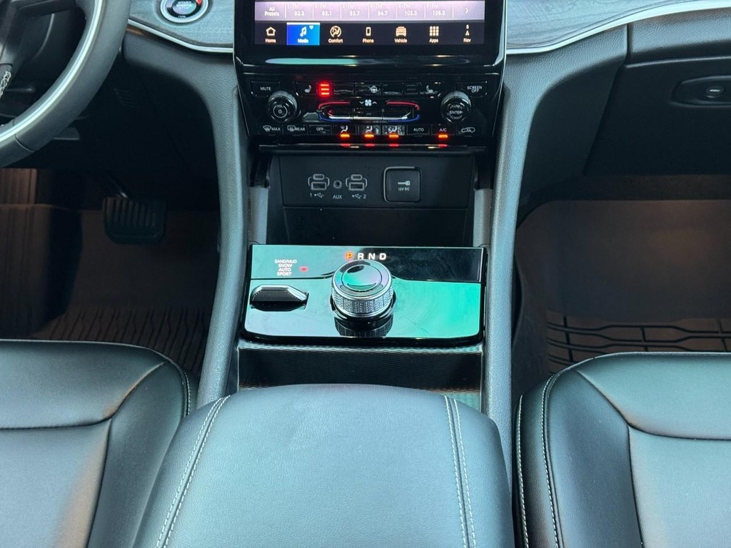 Jeep Grand Cherokee L Vehicle Full-screen Gallery Image 19