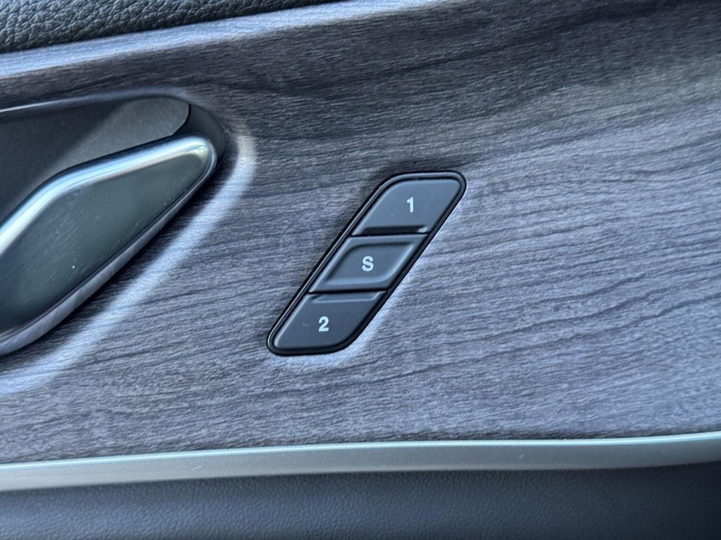 Jeep Grand Cherokee L Vehicle Full-screen Gallery Image 21