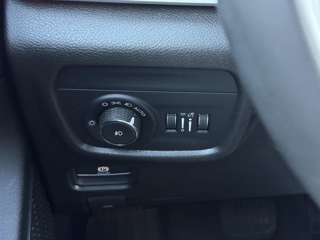 Jeep Grand Cherokee L Vehicle Full-screen Gallery Image 23