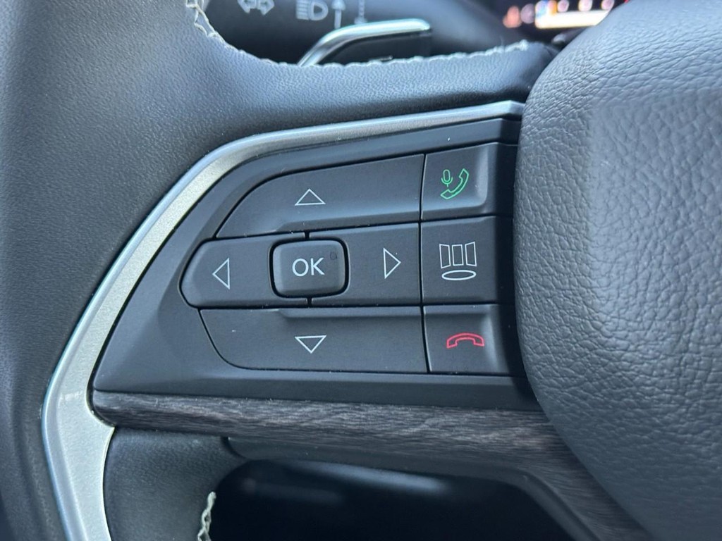 Jeep Grand Cherokee L Vehicle Full-screen Gallery Image 24