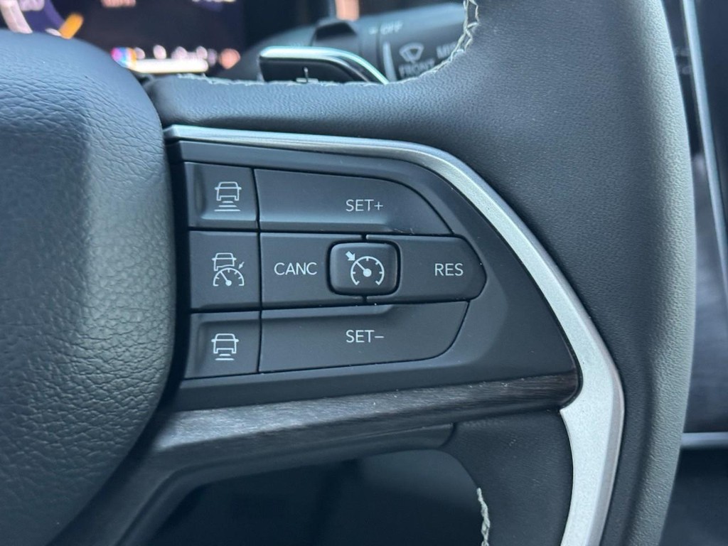 Jeep Grand Cherokee L Vehicle Full-screen Gallery Image 25