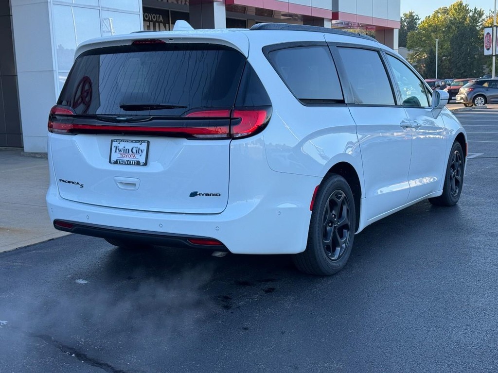 Chrysler Pacifica Vehicle Full-screen Gallery Image 04