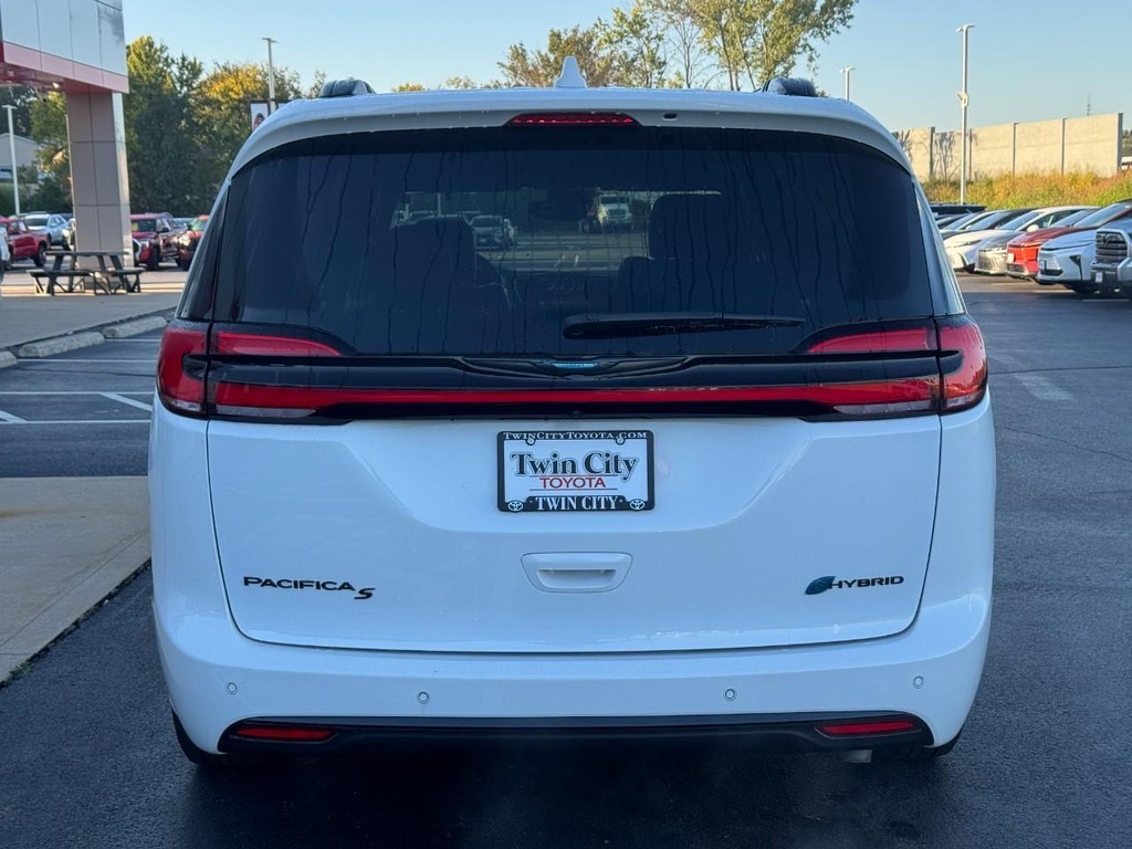 Chrysler Pacifica Vehicle Full-screen Gallery Image 05