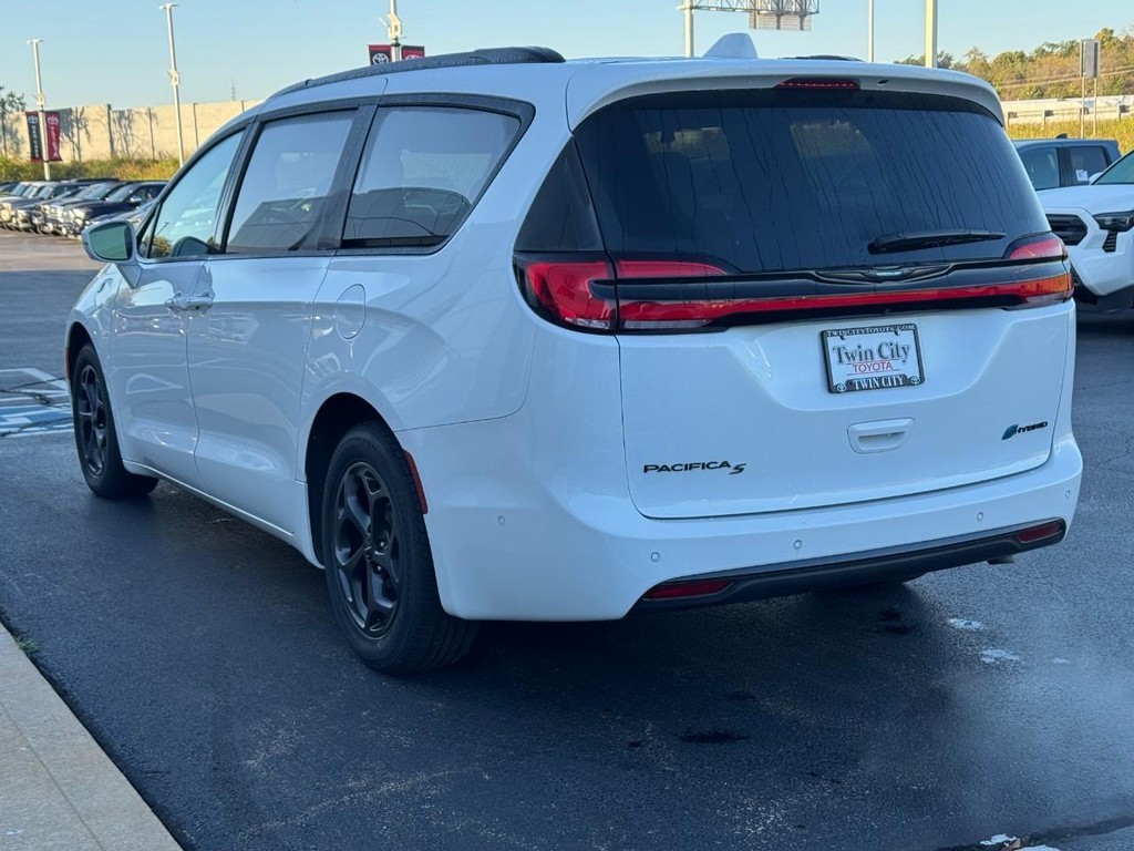 Chrysler Pacifica Vehicle Full-screen Gallery Image 08