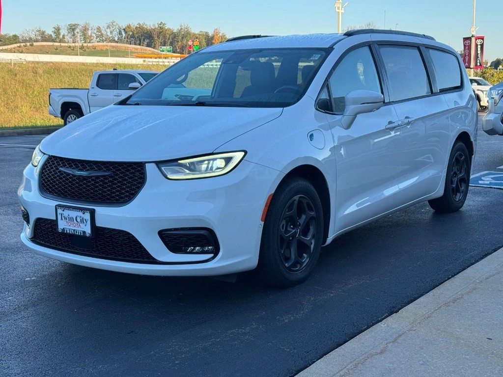 Chrysler Pacifica Vehicle Full-screen Gallery Image 10