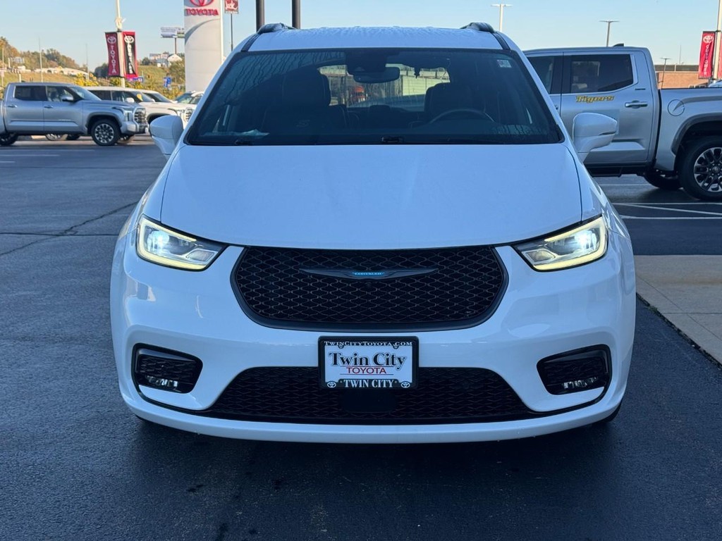 Chrysler Pacifica Vehicle Full-screen Gallery Image 11