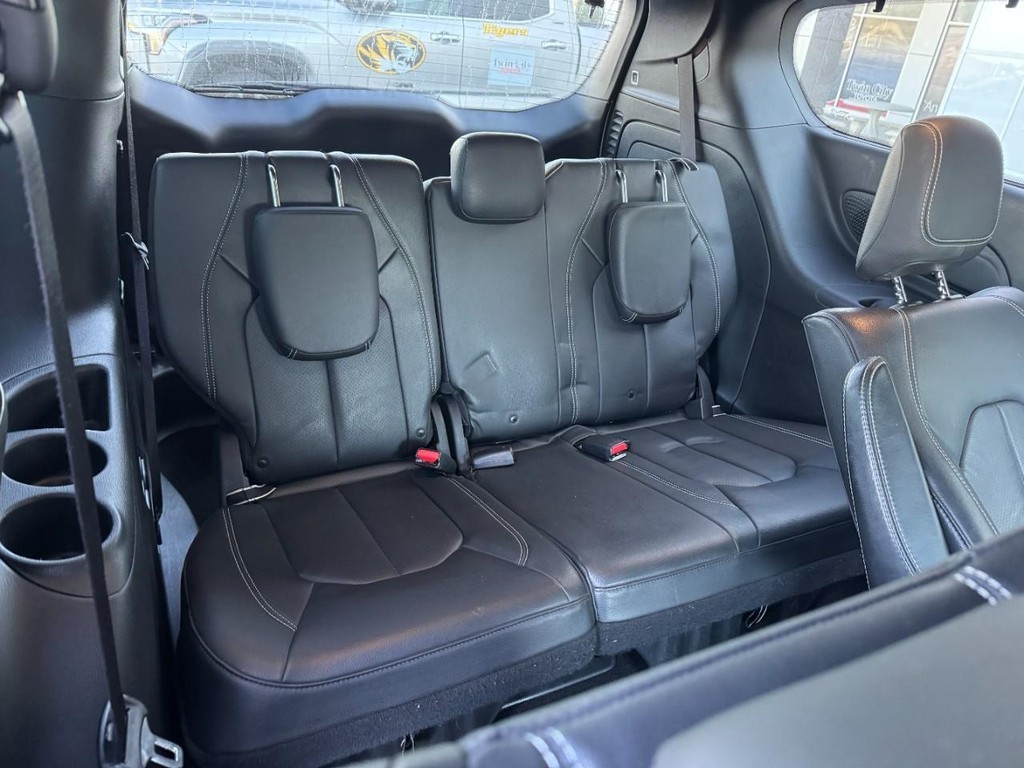 Chrysler Pacifica Vehicle Full-screen Gallery Image 12
