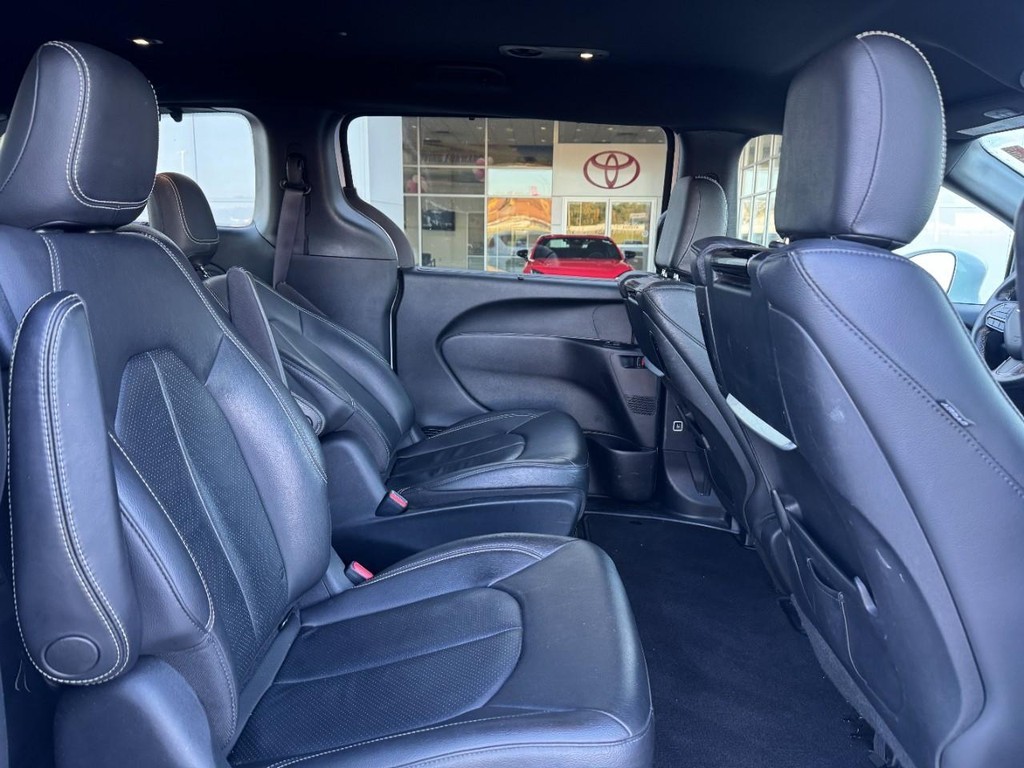 Chrysler Pacifica Vehicle Full-screen Gallery Image 13
