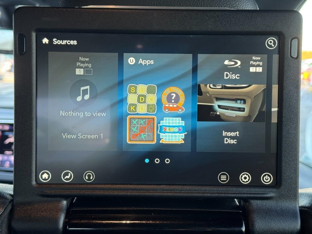 Chrysler Pacifica Vehicle Full-screen Gallery Image 14