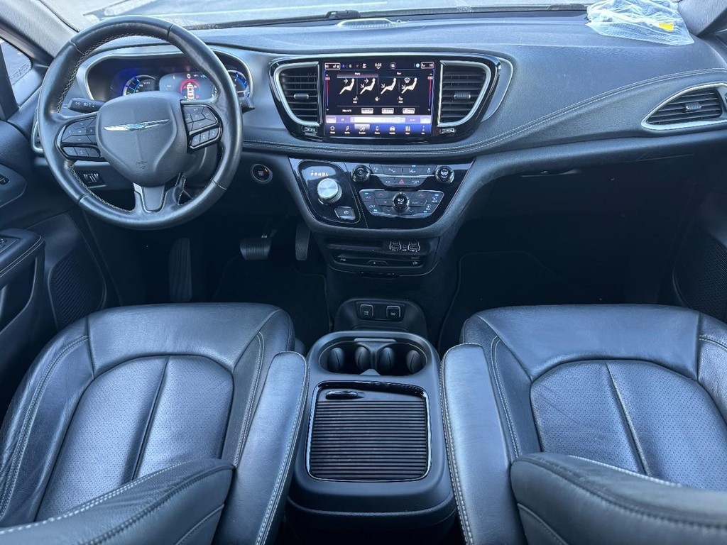 Chrysler Pacifica Vehicle Full-screen Gallery Image 15