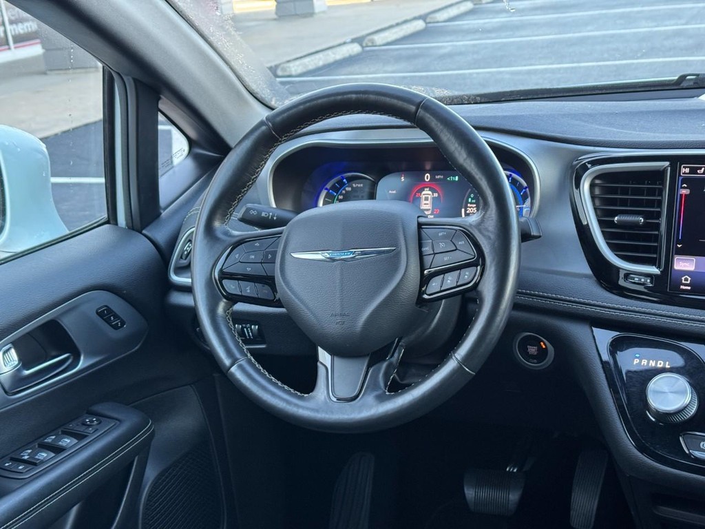 Chrysler Pacifica Vehicle Full-screen Gallery Image 16