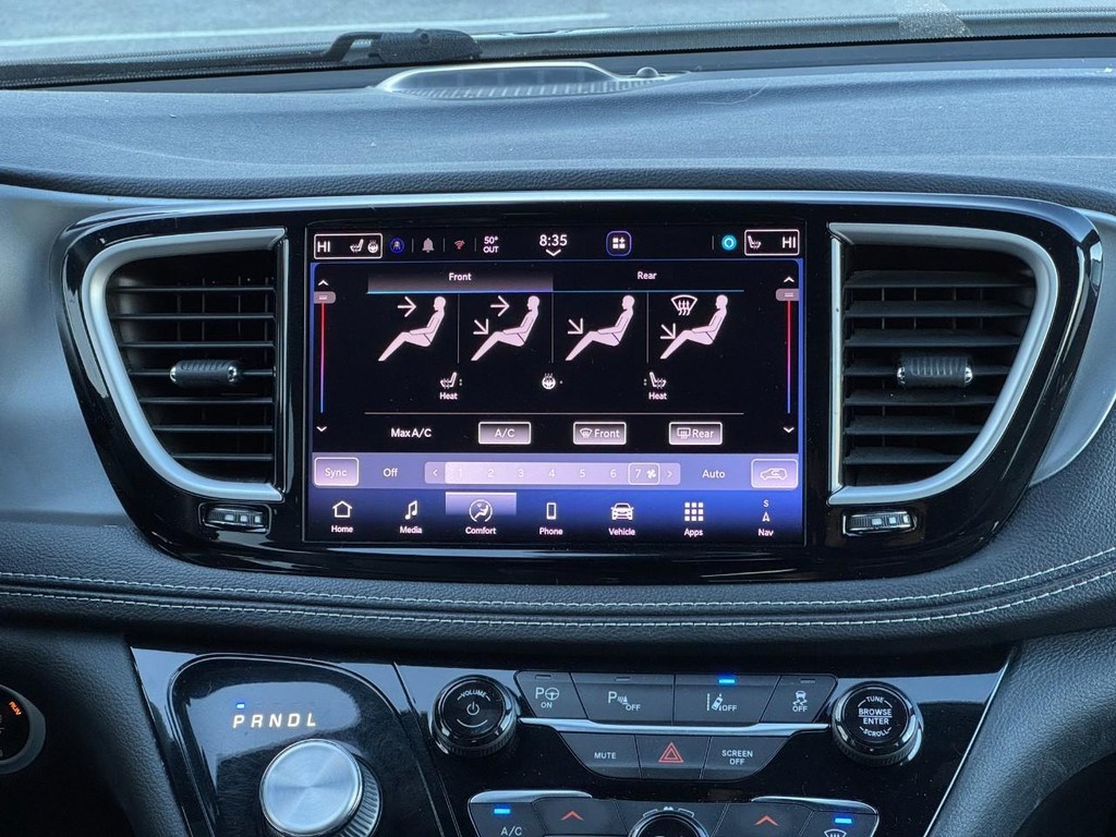 Chrysler Pacifica Vehicle Full-screen Gallery Image 17