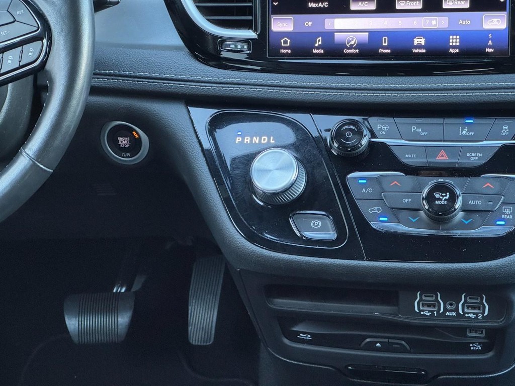 Chrysler Pacifica Vehicle Full-screen Gallery Image 18