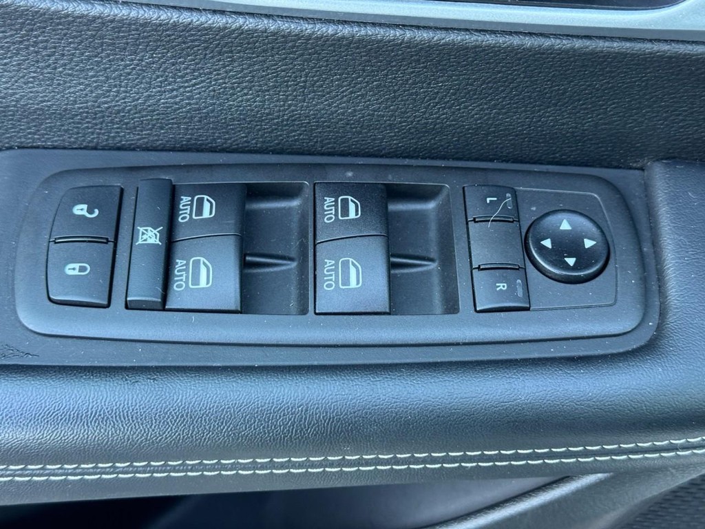 Chrysler Pacifica Vehicle Full-screen Gallery Image 19