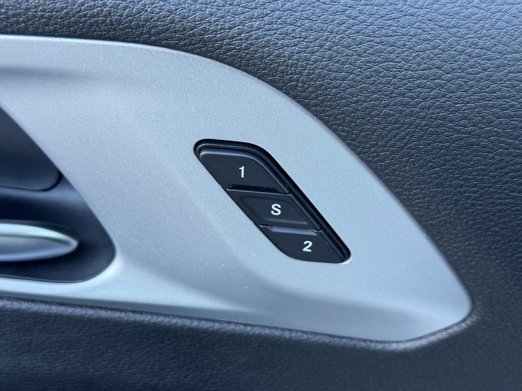 Chrysler Pacifica Vehicle Full-screen Gallery Image 20