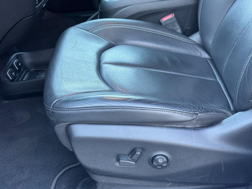 Chrysler Pacifica Vehicle Full-screen Gallery Image 21