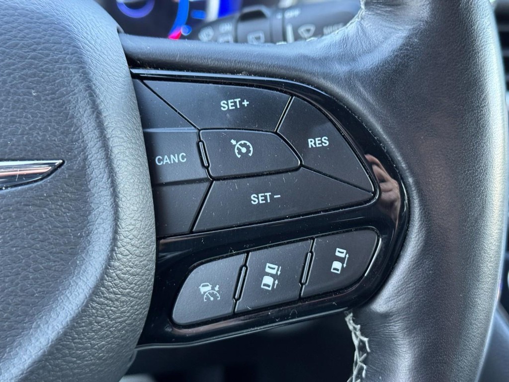 Chrysler Pacifica Vehicle Full-screen Gallery Image 24