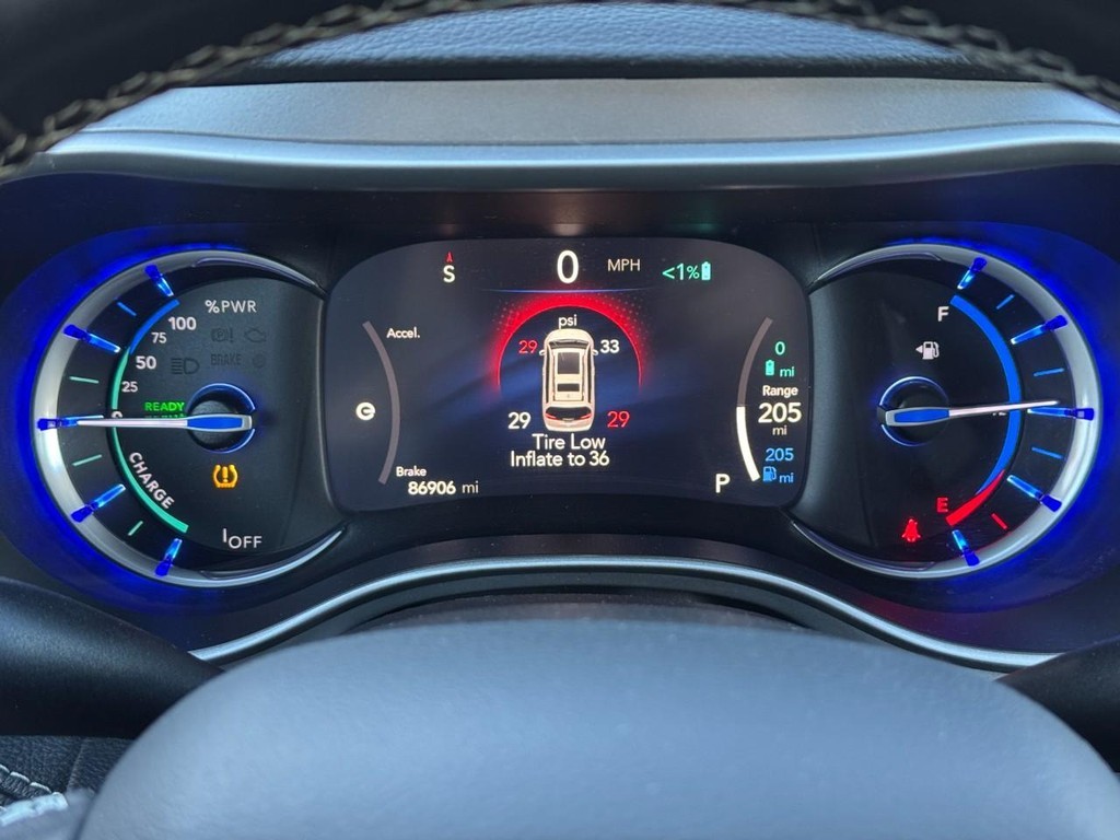 Chrysler Pacifica Vehicle Full-screen Gallery Image 25