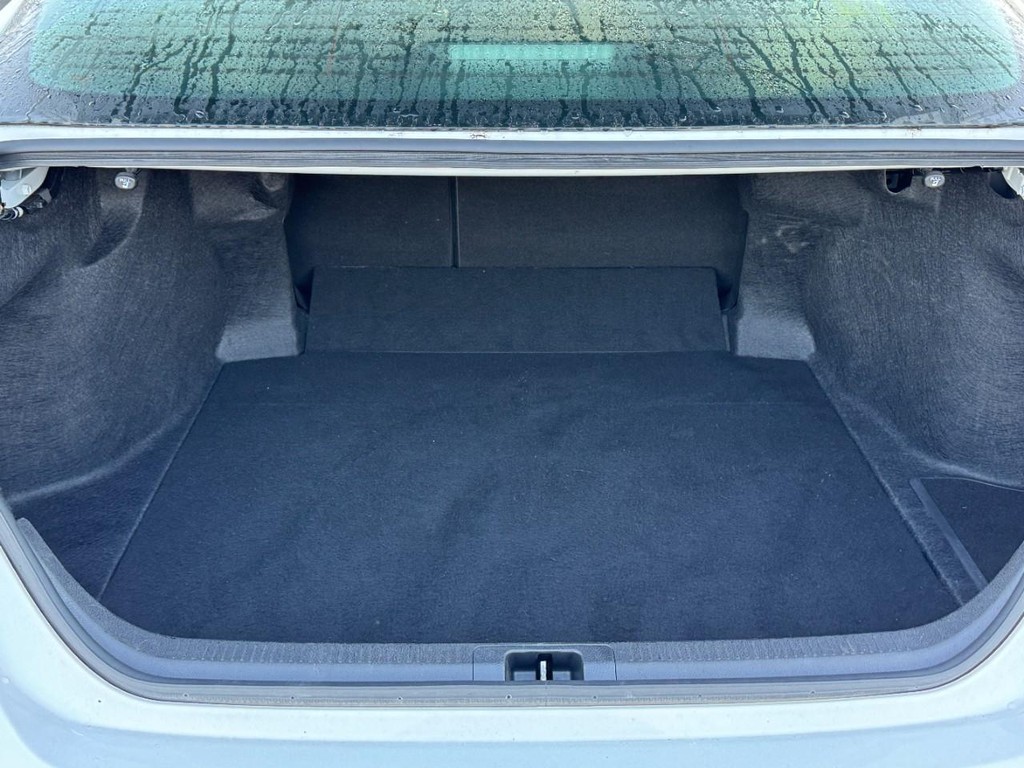 Toyota Camry Vehicle Full-screen Gallery Image 08