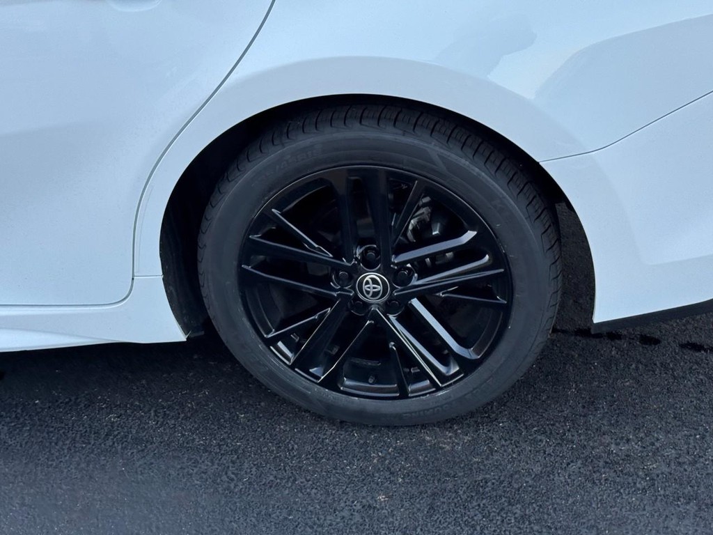 Toyota Camry Vehicle Full-screen Gallery Image 10