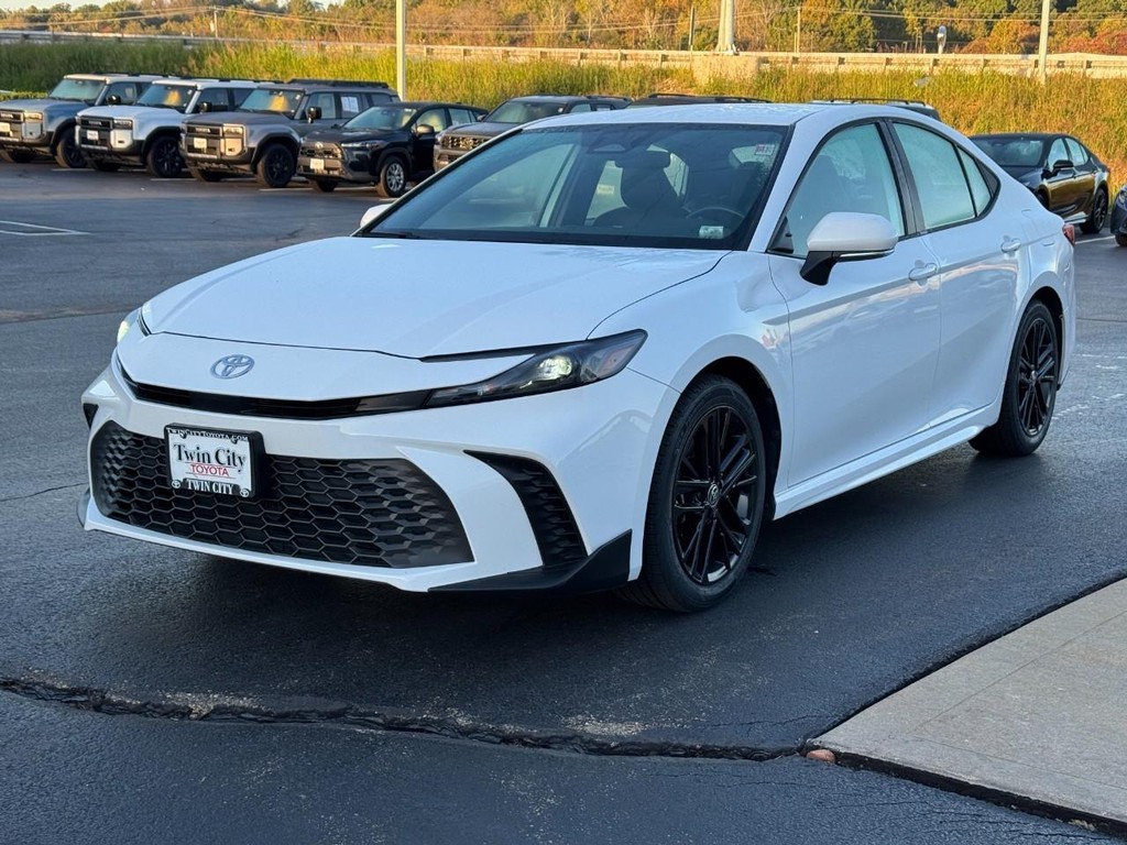 Toyota Camry Vehicle Full-screen Gallery Image 11