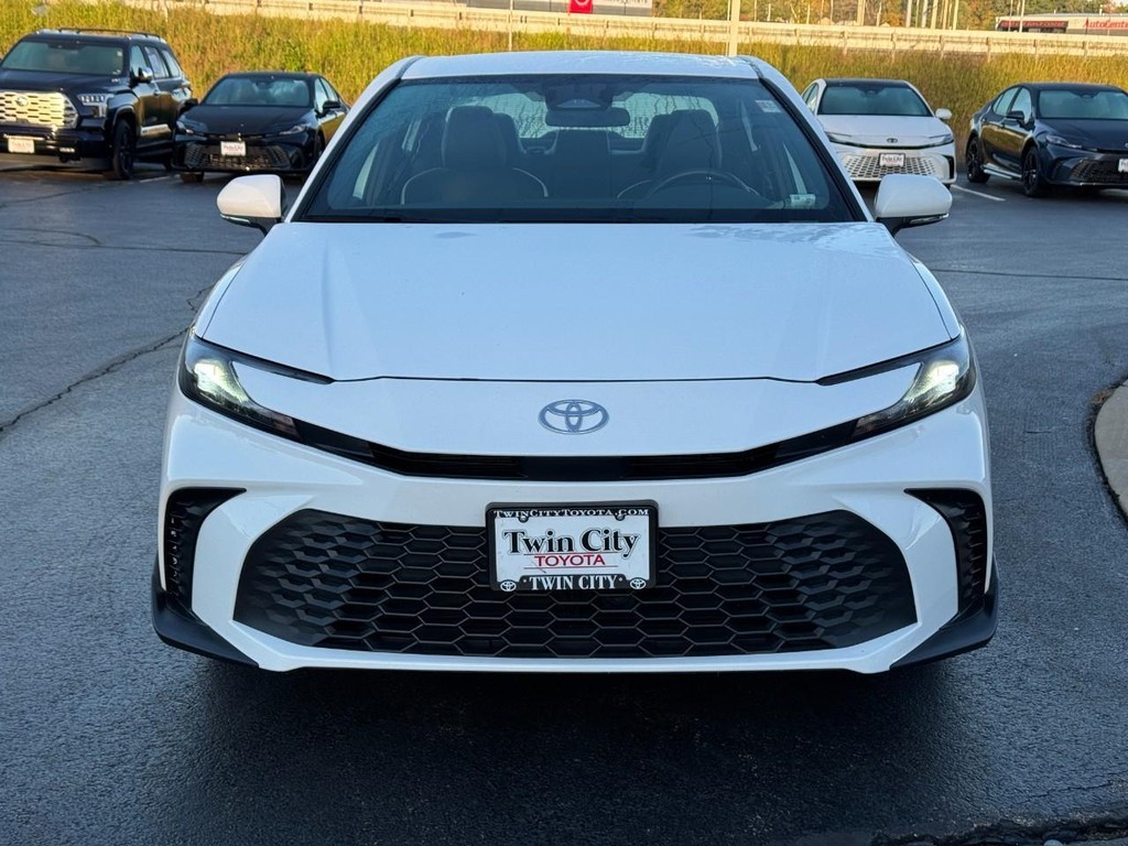 Toyota Camry Vehicle Full-screen Gallery Image 12
