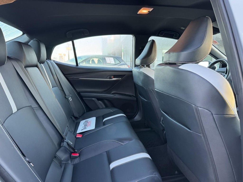 Toyota Camry Vehicle Full-screen Gallery Image 13