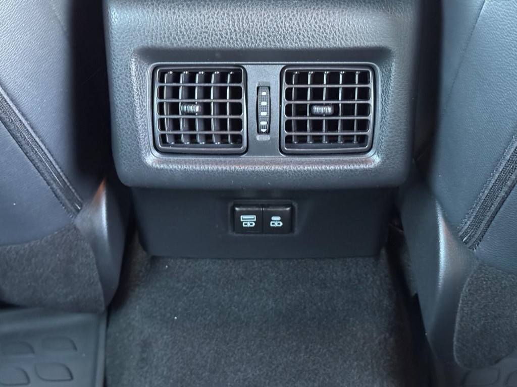 Toyota Camry Vehicle Full-screen Gallery Image 14
