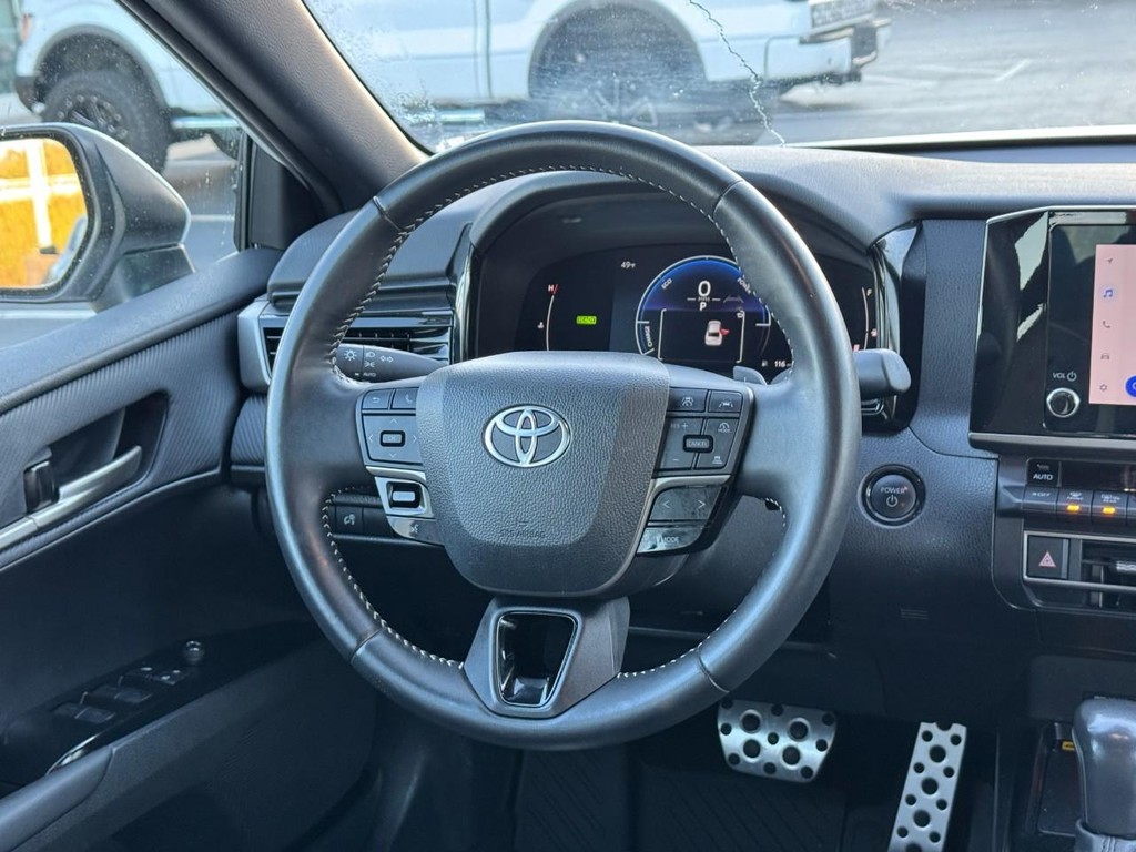 Toyota Camry Vehicle Full-screen Gallery Image 16
