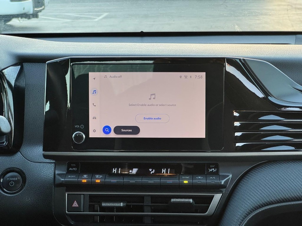 Toyota Camry Vehicle Full-screen Gallery Image 17