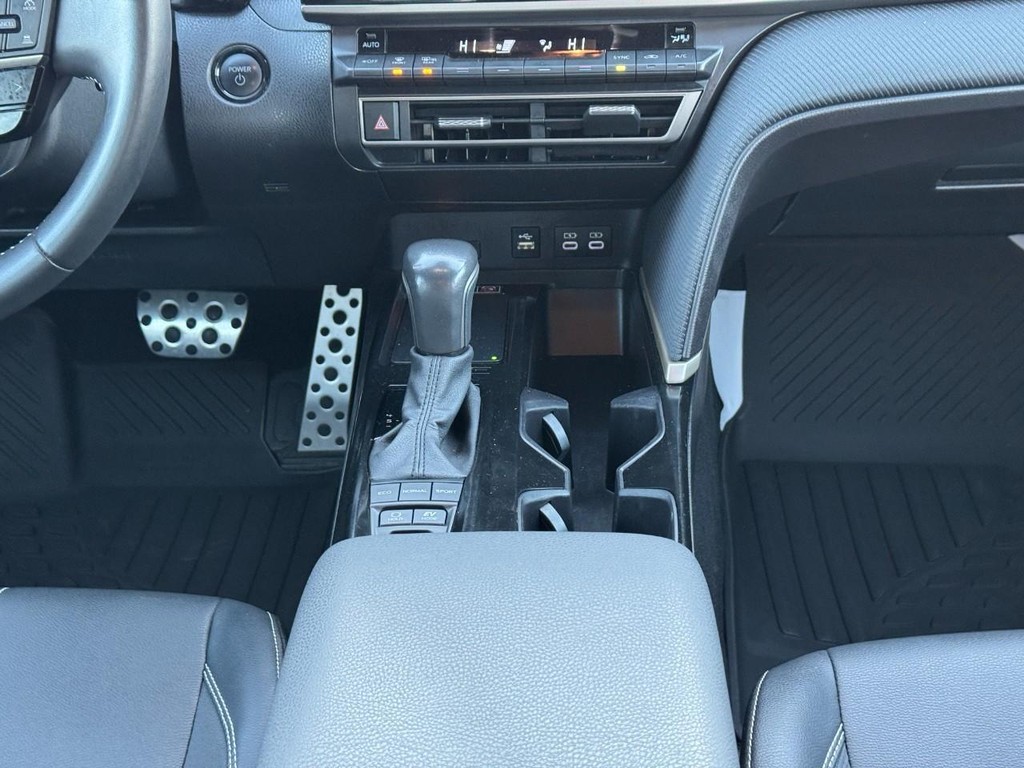 Toyota Camry Vehicle Full-screen Gallery Image 18