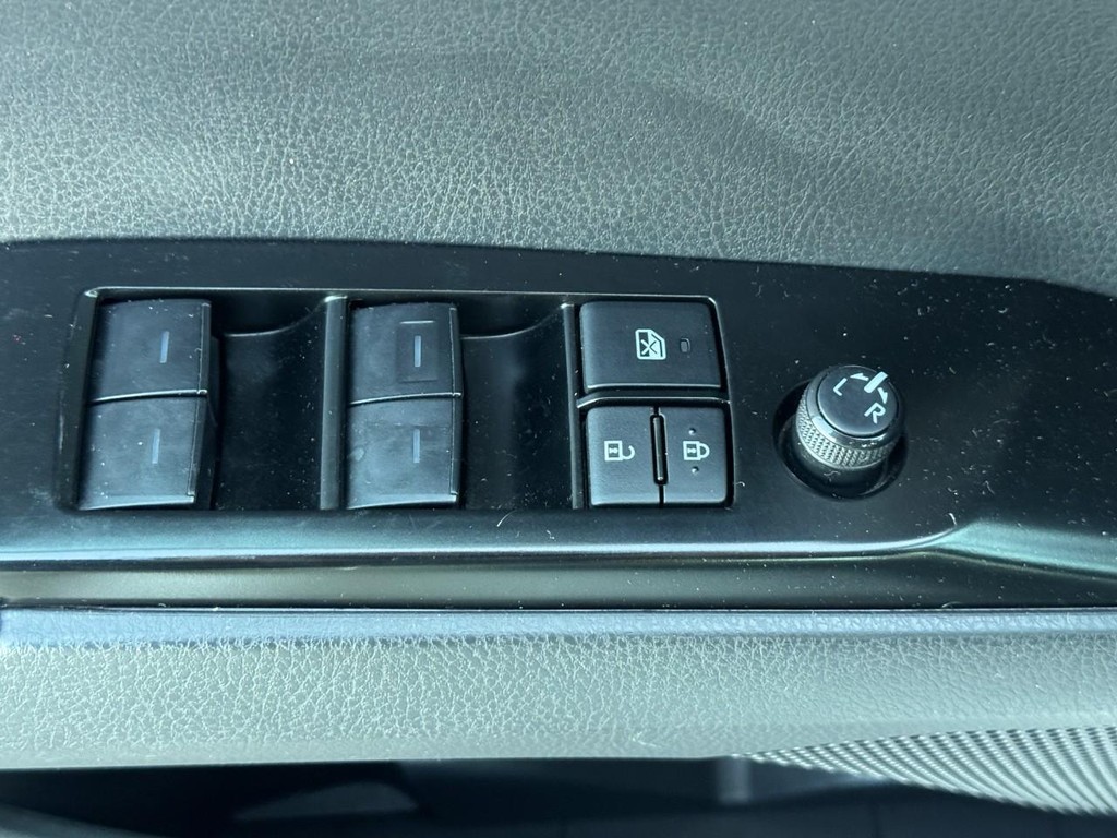 Toyota Camry Vehicle Full-screen Gallery Image 19