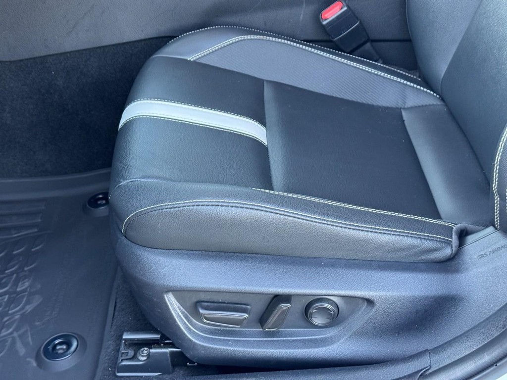 Toyota Camry Vehicle Full-screen Gallery Image 20