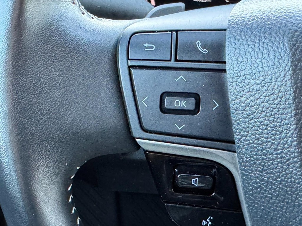 Toyota Camry Vehicle Full-screen Gallery Image 22